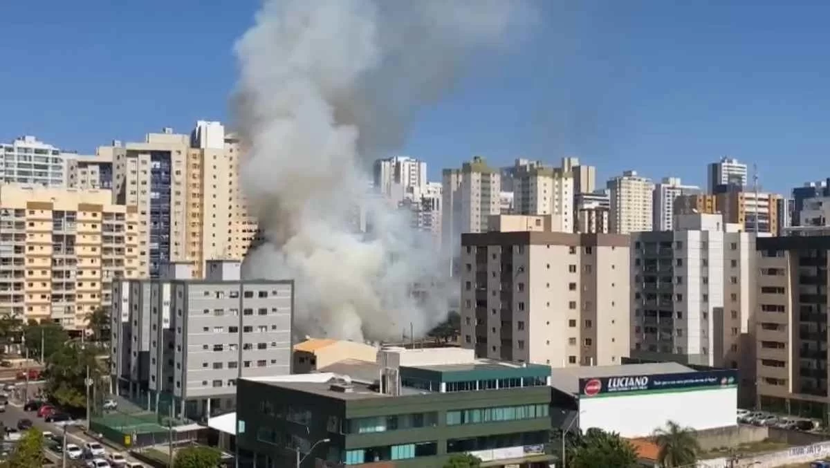 Morador de Águas Claras grava vídeo do incêndio em pizzaria