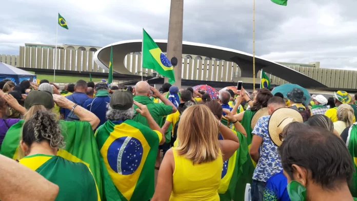 Acampados, “patriotas” tuítam para Bolsonaro: “Perdi emprego e mulher”