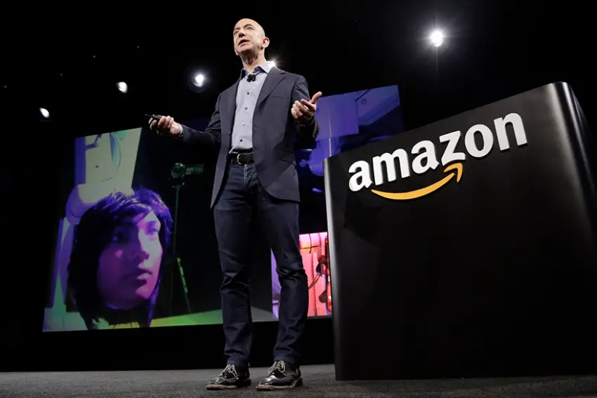 O CEO da Amazon, Jeff Bezos durante evento de lançamento do primeiro smartphone da marca, na cidade de Seattle, nos Estados Unidos