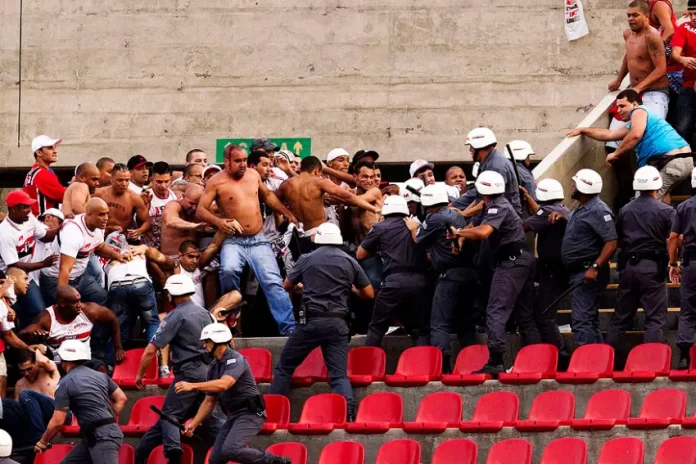 Torcedores do São Paulo entraram em confronto com os policiais militares no estádio do Morumbi