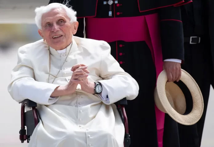 Papa emérito Bento XVI no aeroporto de Munique, na Alemanha