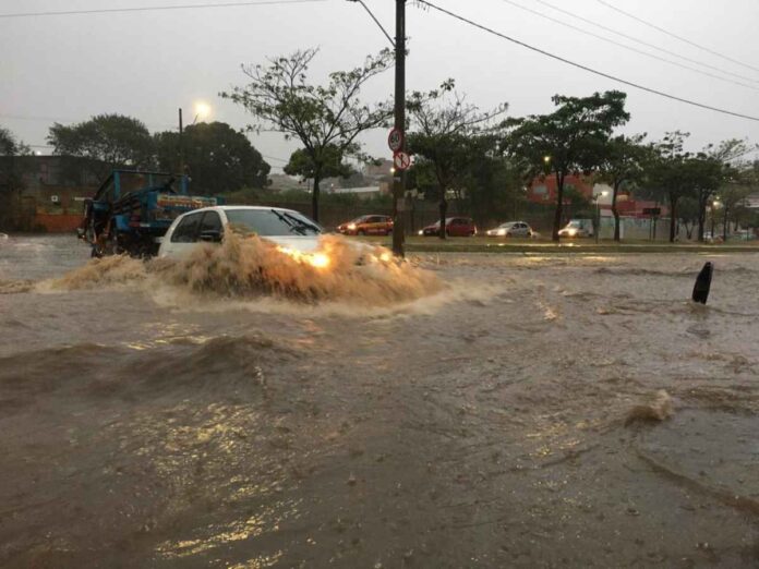 Chuva causa inundações em BH