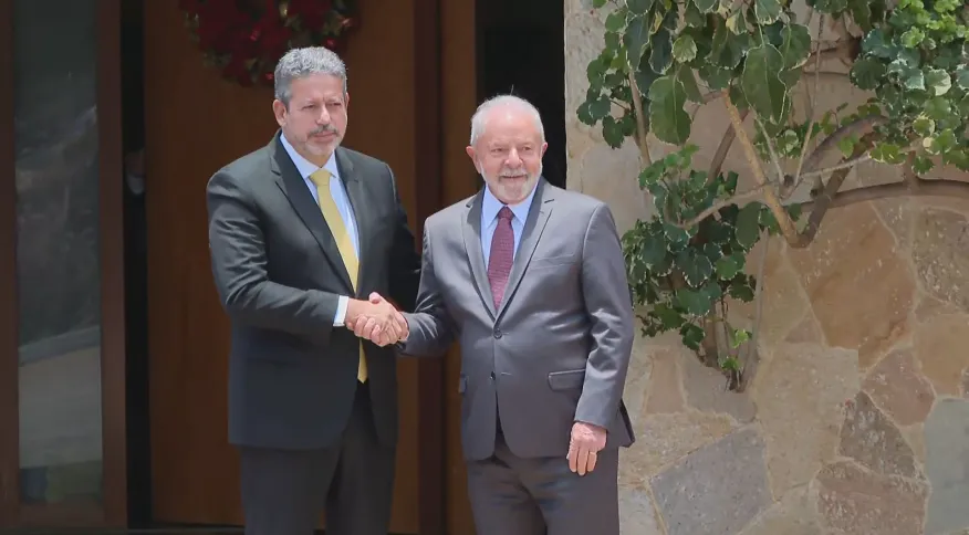 Lula inicia reunião com Lira para tentar aprovar PEC