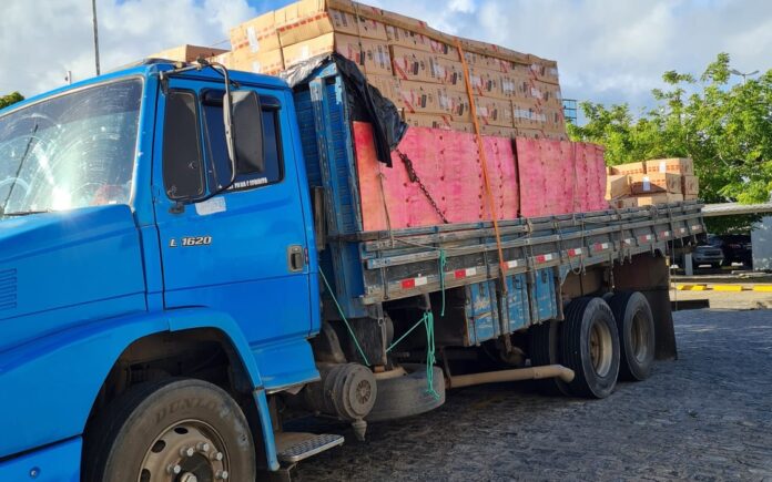 Polícia apreende mais de 300 caixas de cigarro