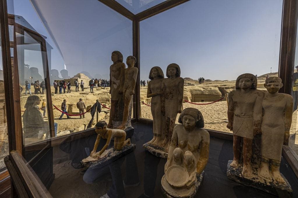 Múmia coberta de ouro é achada em sarcófago fechado há 4.300 anos no Egito | O TEMPO