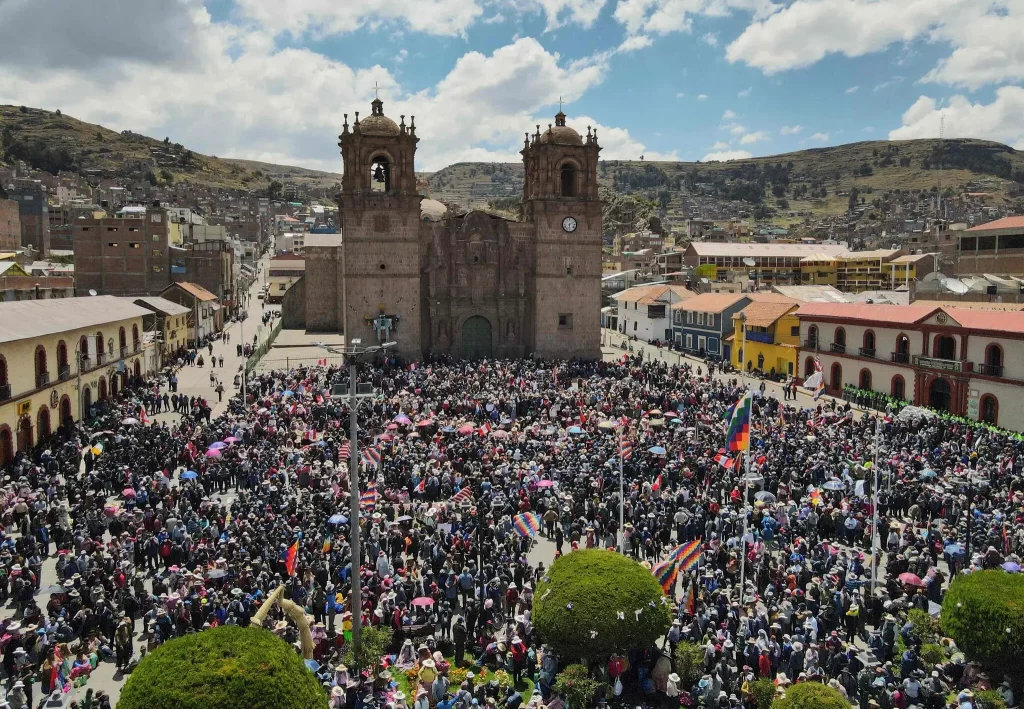 Centenas de manifestantes se reuniram na segunda-feira na região andina de Puno em apoio ao presidente deposto, Pedro Castillo.