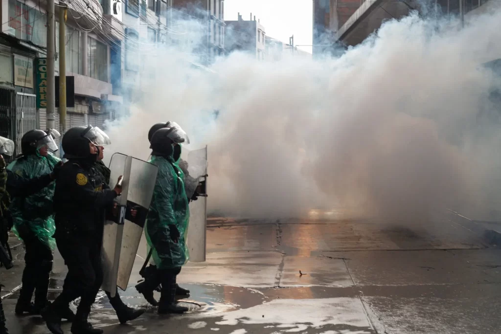 A tropa de choque entrou em confronto com manifestantes em Puno na segunda-feira.Crédito...Juan Carlos Cisneros/Agência France-Presse