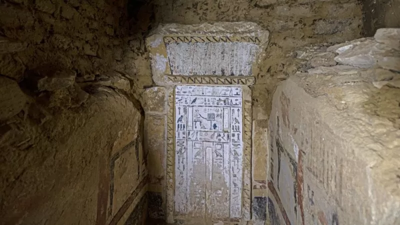 Uma das quatro tumbas recém-descobertas no sítio arqueológico de Saqqara, ao sul do Cairo