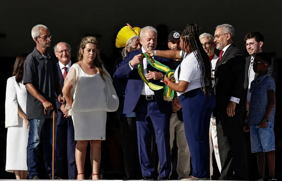 Aline Sousa, de 33 anos, entregou faixa para o presidente Lula