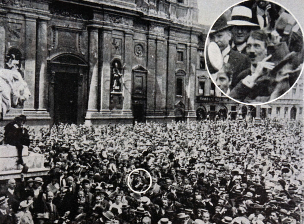Adolf Hitler na multidão, 1914