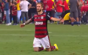 Léo Pereira ajoelhado Flamengo final Copa do Brasil — Foto: Reprodução