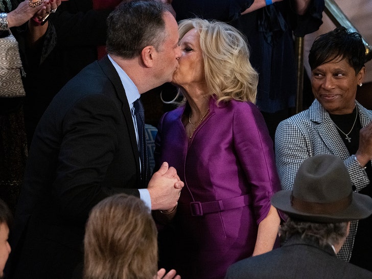 Esposa de Biden beija outro homem em publico