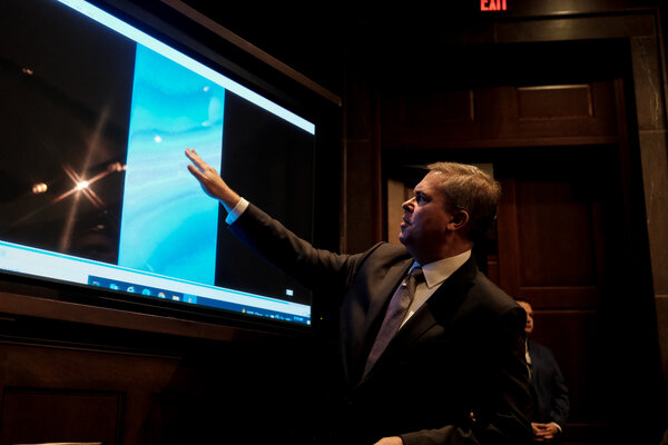 Scott Bray, vice-diretor de inteligência da Marinha, informando o Comitê de Inteligência da Câmara em maio.Crédito…Michael A. McCoy 