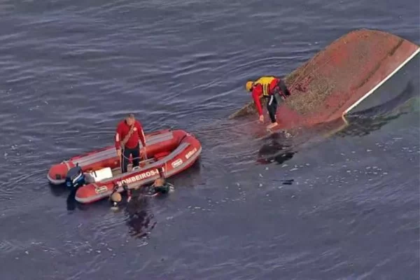 Embarcação afunda na Baía de Guanabara; 2 corpos são encontrados e 6 pessoas estão desaparecidas