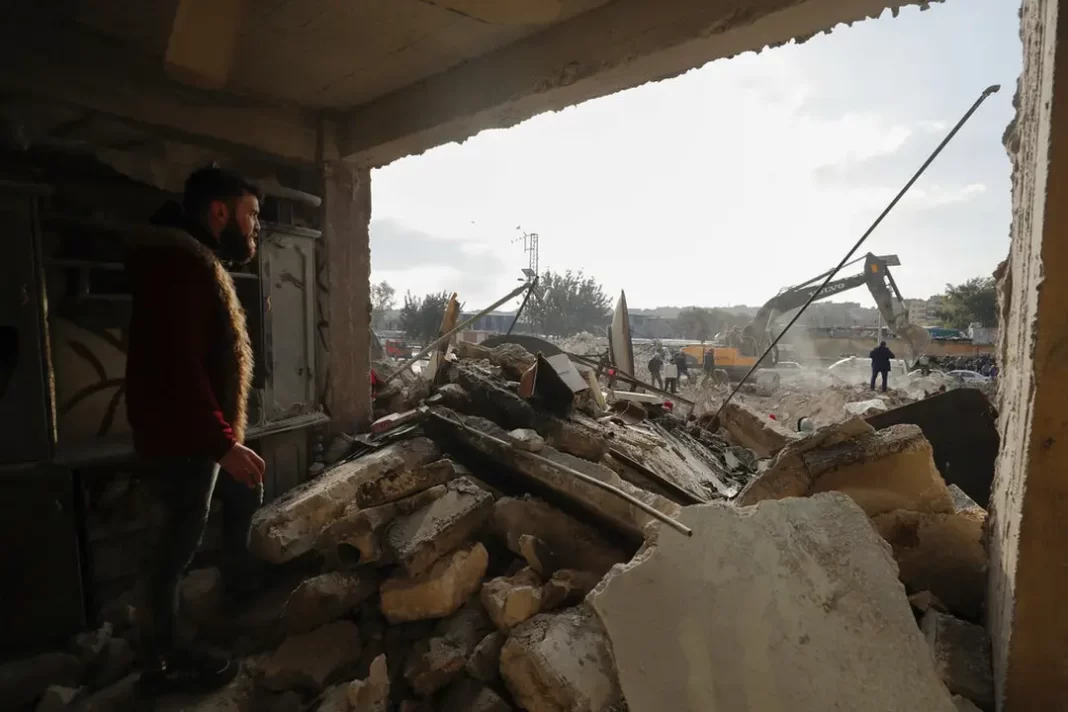 Equipes de resgate vasculham os destroços de prédios desabados em Aleppo, Síria, terça-feira, 7 de fevereiro de 2023. (Foto: AP Photo/Omar Sanadiki)