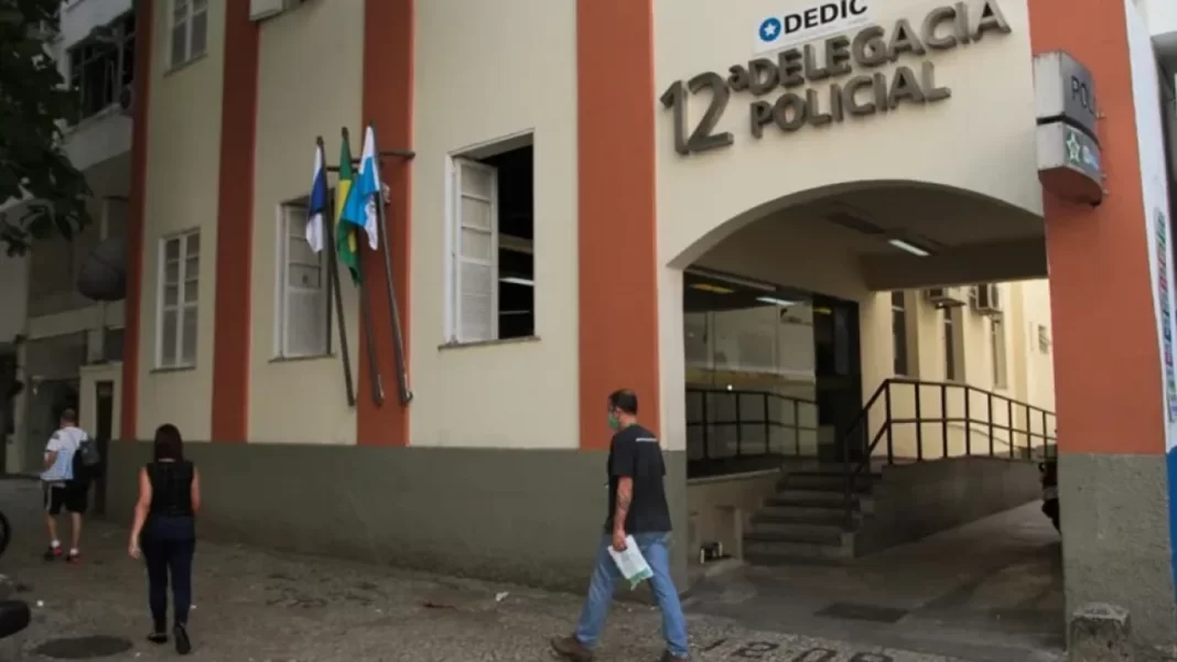 Mulher sofre violencia sexual por policial em delegacia de copacabana