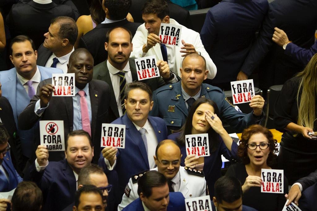 Deputados protestam contra Lula durante posse na Câmara