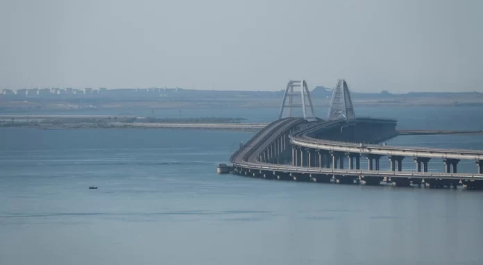 O governo russo comunicou que a ponte da Crimeia sofreu danos em sua estrutura nesta segunda-feira (17) e está sendo inspecionada por autoridades.
