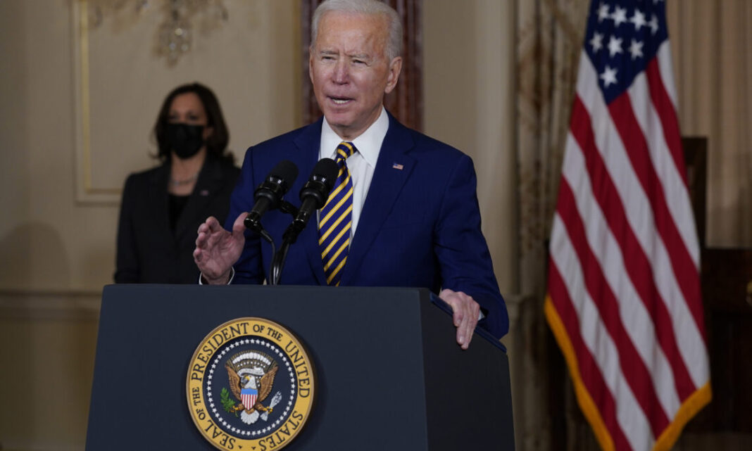 A vice-presidente Kamala Harris, à esquerda, observa enquanto o presidente Joe Biden faz um discurso sobre política externa, no Departamento de Estado, quinta-feira, 4 de fevereiro de 2021, em Washington. (Foto AP/Evan Vucci)