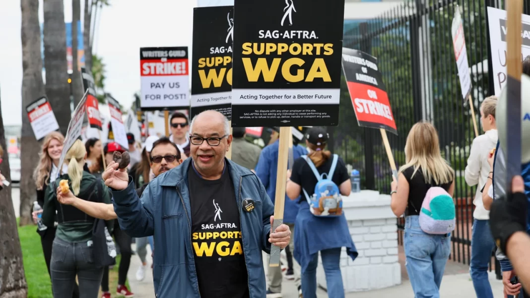 Membros do sindicato dos atores apoiando protestos do WGA  (Robin L Marshall/Getty Images)